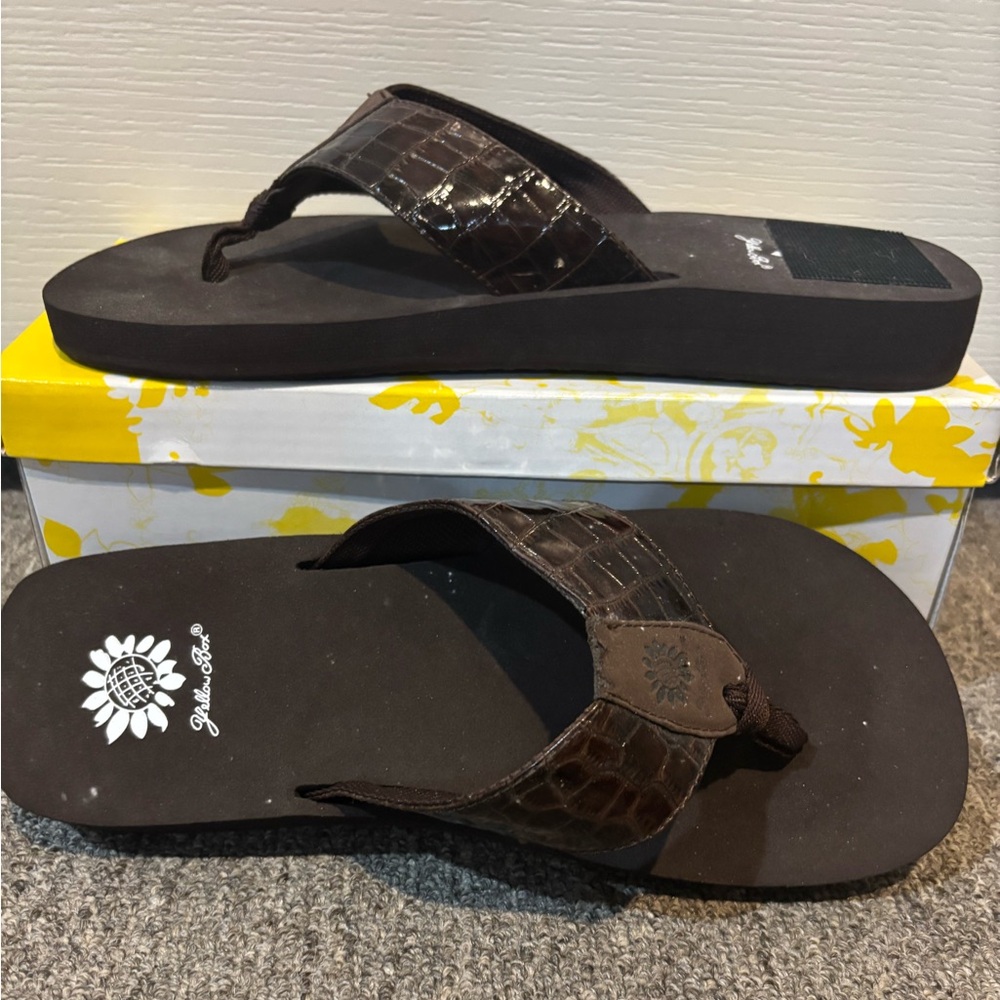 Yellow Box Firebird brown croc flip glop sandals sz 10 excellent cond